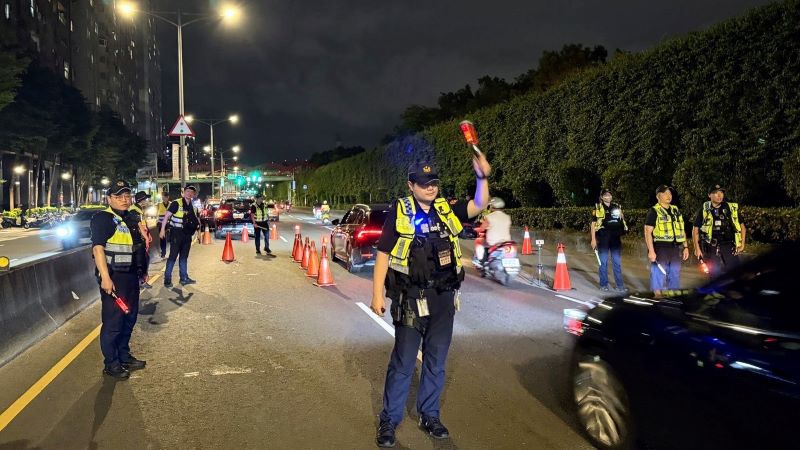 永和警封鎖路檢掃酒毒駕 方仰寧督軍強勢執法 31 《圖說》永和警同步執行擴大臨檢專案行動,設置5處封鎖式路檢點。〈永和分局提供〉