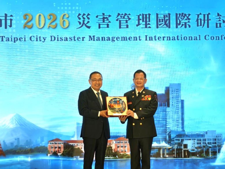 攜手國際打造全災型防禦城市 美日韓星專家齊聚新北 11 《圖說》侯友宜市長致贈紀念品予消防局長陳崇岳。〈消防局提供〉
