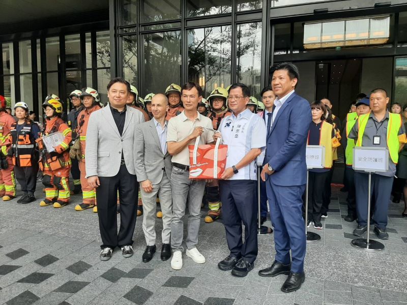 強化高樓旅宿防災安全 板橋馥華艾美營業前實兵演練 40 《圖說》台北板橋馥華艾美酒店,今日與新北消舉辦營業前自衛消防編組暨火災搶救演練互贈紀念品。〈新北消第一大隊提供〉
