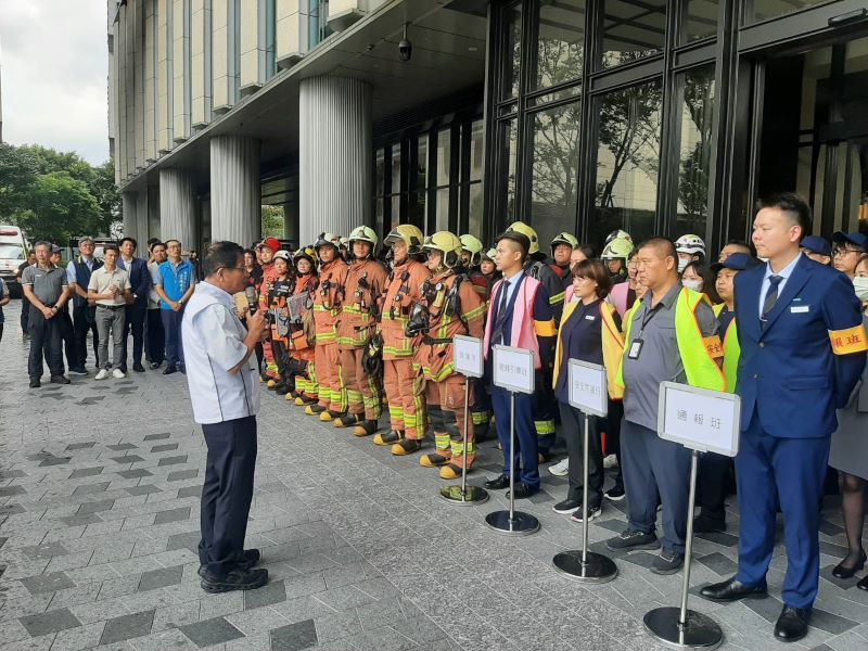 強化高樓旅宿防災安全 板橋馥華艾美營業前實兵演練 41 《圖說》消防局長陳崇岳表示,旅宿場所一旦發生火警,初期應變速度與處置是否正確,攸關旅客及員工生命安全。〈新北消第一大隊提供〉