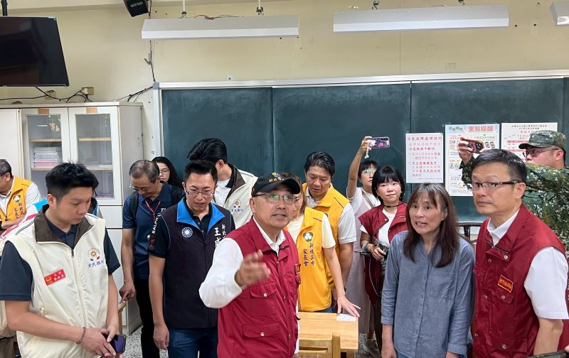 颱風警報解除 新北全面展開復原作業 侯:恢復市容優先 36 《圖說》侯友宜市長視察新北高中,指示教育局長張明文(右一)、新北高中校長柯雅菱(右二)儘快校園清理,以確保試務工作順利進行。〈消防局提供〉