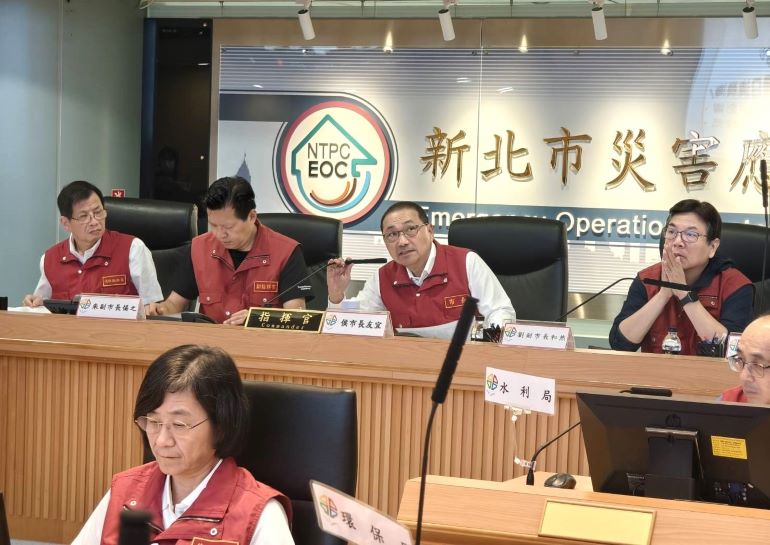 巴威逼近風雨升級 侯:18時前完成易致災地區疏散整備 11 《圖說》侯友宜市長上午主持第二次防颱工作會報,全面檢視各單位整備情形,左一消防局長陳崇岳。〈消防局提供〉