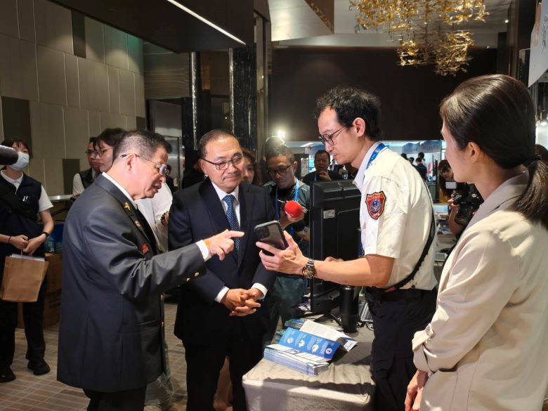 攜手國際打造全災型防禦城市 美日韓星專家齊聚新北 13 《圖說》消防局長陳崇岳向侯友宜市長說明災害防救智慧科技。〈消防局提供〉