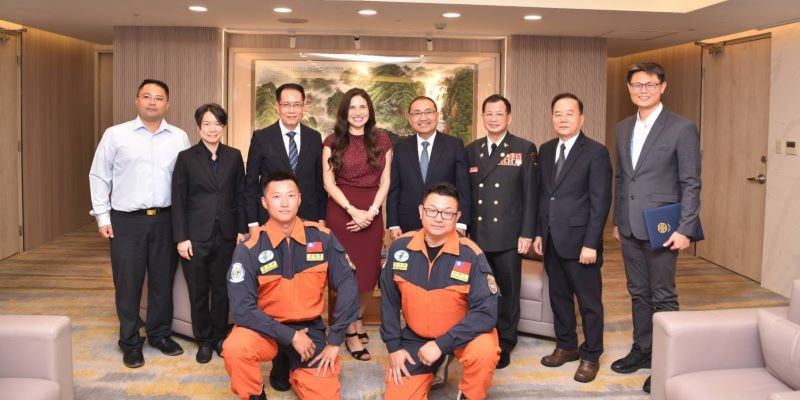 星加坡民防部隊、美德州農工大學訪新北 侯:深化國際防災合作 34 《圖說》美國德州農工大學緊急應變中心執行長莫妮卡‧馬汀妮茲與加坡民防部隊(SCDF)總監葉偉德拜會新北市長侯友宜合照。〈消防局提供〉