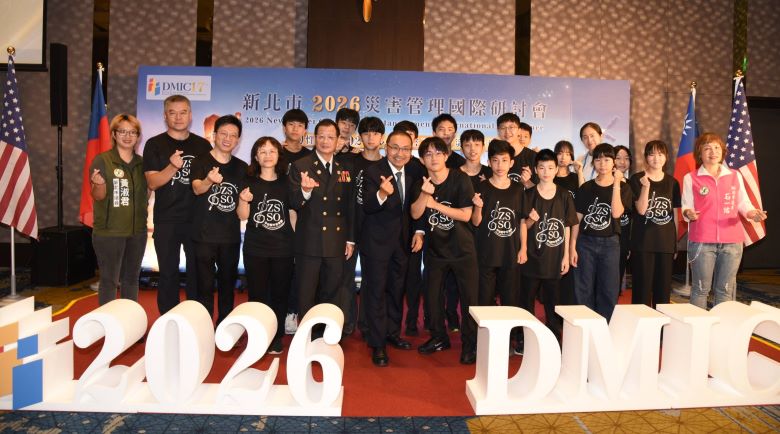 攜手國際打造全災型防禦城市 美日韓星專家齊聚新北 14 《圖說》侯友宜市長與新北打火兄弟合影。〈消防局提供〉