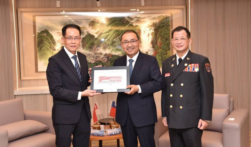 星加坡民防部隊、美德州農工大學訪新北 侯:深化國際防災合作 33 《圖說》新加坡民防部隊(SCDF)總監葉偉德與新北市長互贈紀念品。〈消防局提供〉