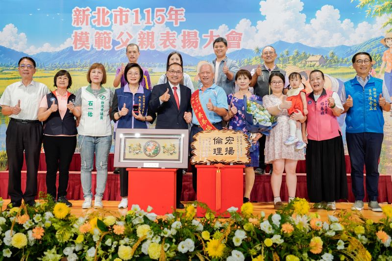 用愛守護家庭也回饋社會 新北3位模範父親動人的愛 27 《圖說》板橋區吳添福用寬厚肩膀為腦麻兒撐起一片天,榮獲侯友宜市長頒贈模範父親。〈社會局提供〉
