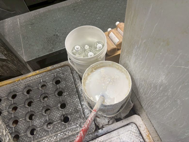 科技監控建功 新北跨局處查獲工廠偷排白色廢水 21 《圖說》盛裝白色撲克牌油墨廢液的塑膠桶。〈環保局提供〉