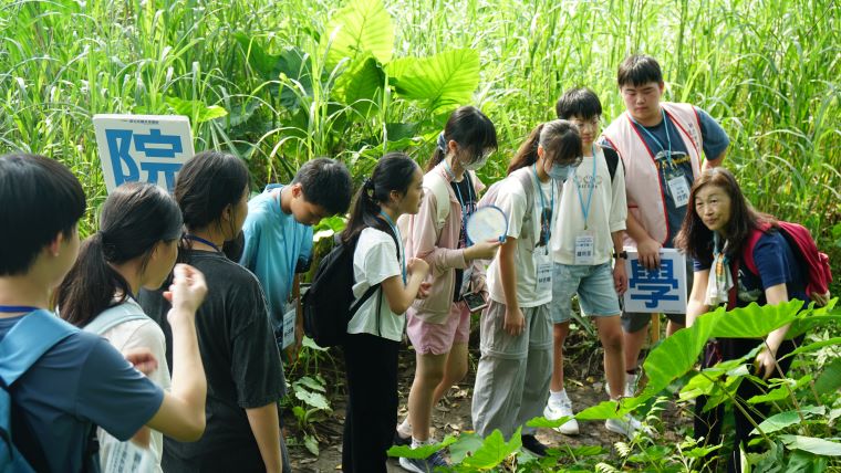 國中生化身「大力水守」 新北學子實地探索水環境培養永續力 36 《圖說》學員走進廣興社區河濱場域參與環境與巡守體驗,由崇光社區大學水環境巡守隊老師帶領觀察河岸生態。〈環保局提供〉