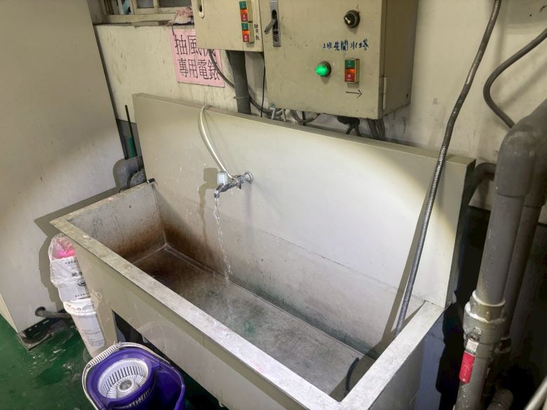 科技監控建功 新北跨局處查獲工廠偷排白色廢水 22 《圖說》業者清洗廢水之洗手槽。〈環保局提供〉