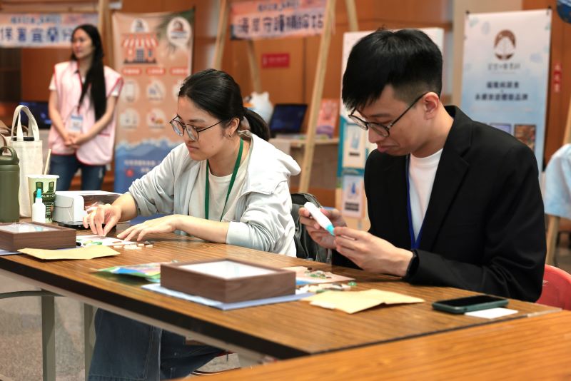 企業、民團攜手護海岸 新北表揚認養夥伴 42 《圖說》海玻璃相框DIY活動,邀請認養夥伴透過雙手將散落海岸的廢棄物轉化為富有故事性的藝術品。〈環保局提供〉