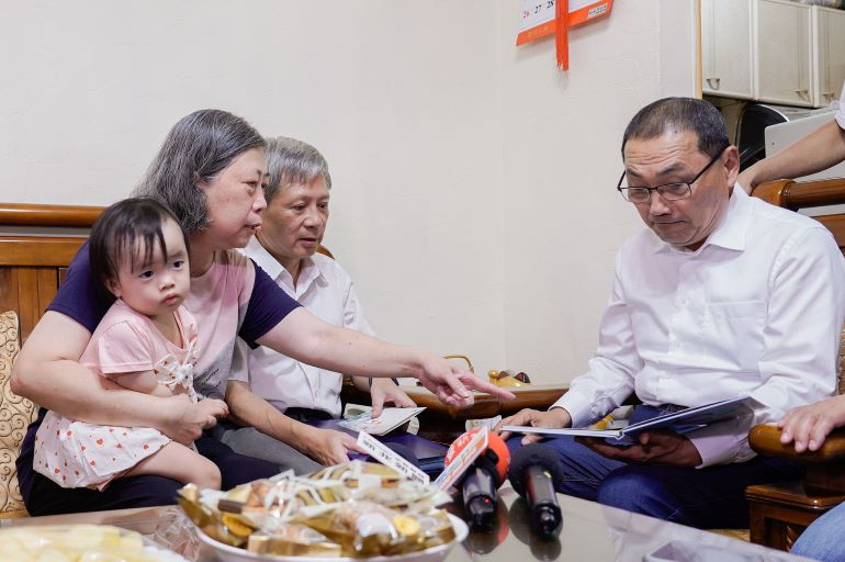 一張珍藏13年的照片 一段跨越台灣與瑞典的寄養真情 5 《圖說》寄養媽媽劉仙珍向侯友宜市長分享小立的照片,提起當年照顧點滴,昔日相處時光彷彿歷歷在目。〈社會局提供〉