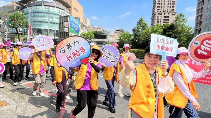莒東獲紫絲帶認證守護老幼安全 侯友宜肯定社區防暴力量 6 《圖說》莒東社區結合社區媽祖廟繞境期間運用社區志工手持防暴標語進行防暴踩街,接地氣的宣導引發居民熱烈共鳴。〈社會局提供〉