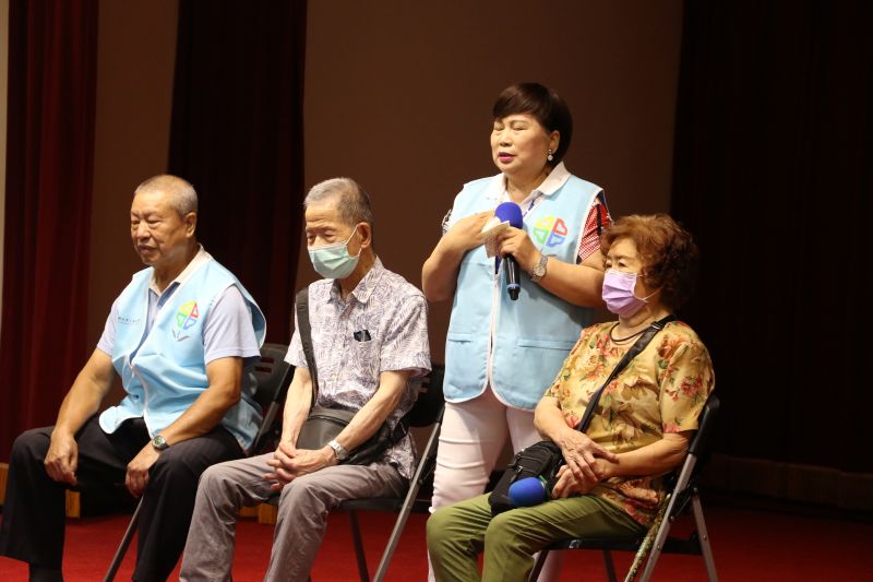 三重慈暉志工24載守護獨老 224萬份便當串起城市最暖風景 29 《圖說》慈暉志工隊北區區長吳麗珊提及送餐的長輩因火災致生意外,忍不住哽咽。〈社會局提供〉