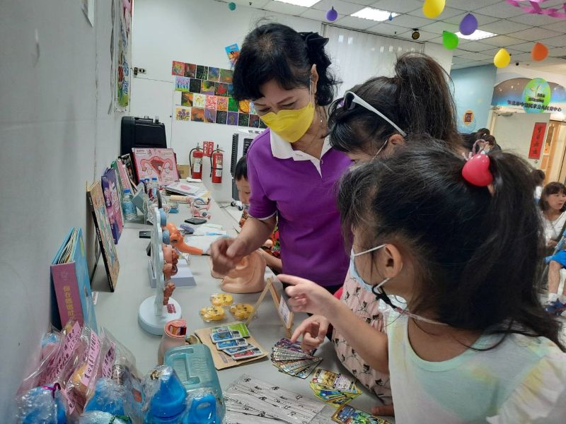 莒東獲紫絲帶認證守護老幼安全 侯友宜肯定社區防暴力量 5 《圖說》莒東社區特別規劃「親子性平小學堂」活動,志工阿嬤陪伴孫兒學習身體界線概念。〈社會局提供〉