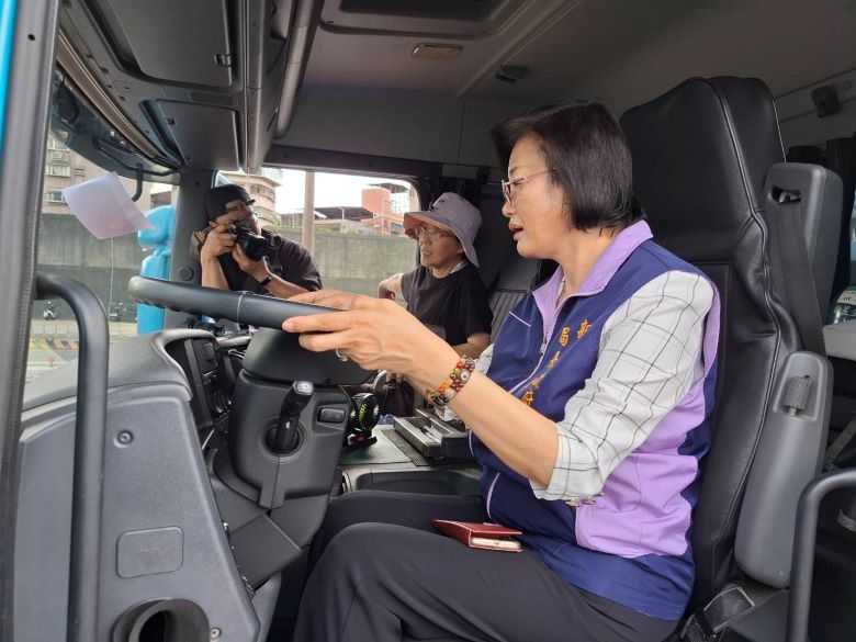 不鑽車縫、不搶快穿越 新北攜手貨運公會推高齡交安教育 7 《圖說》社會局長李美珍親自坐上大貨車駕駛位置體驗視野盲區,呼籲行人和騎士要避開危險區域。〈社會局提供〉