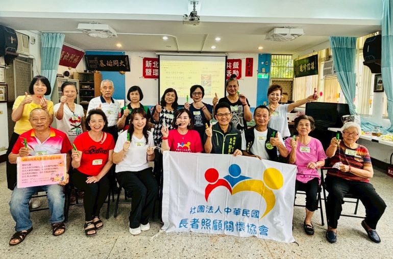 八旬長輩畫出人生彩虹 阿公〈我愛你〉阿嬤羞紅臉 12 《圖說》雙溪區中正社區舉辦「繪出晚美人生」成果發表暨結業典禮,雙溪區長劉盈良(前排右4)、牡丹里長游坤信(前排右3)到場鼓勵,中為長者照顧關懷協會執行長周淑玲。〈社會局提供〉