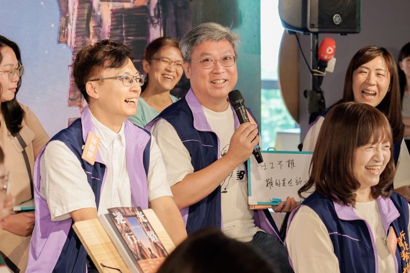 從逆境中點亮希望 新北出版《逆光行路》向第一線社工致敬 34 《圖說》中和大中心主任陳柏年分享當社工的金句說,當社工不難,難的是在新北。因為侯市長曾關心他的白髮,他說在新北很難不生白髮,引起眾人哄笑。〈社會局長提供〉