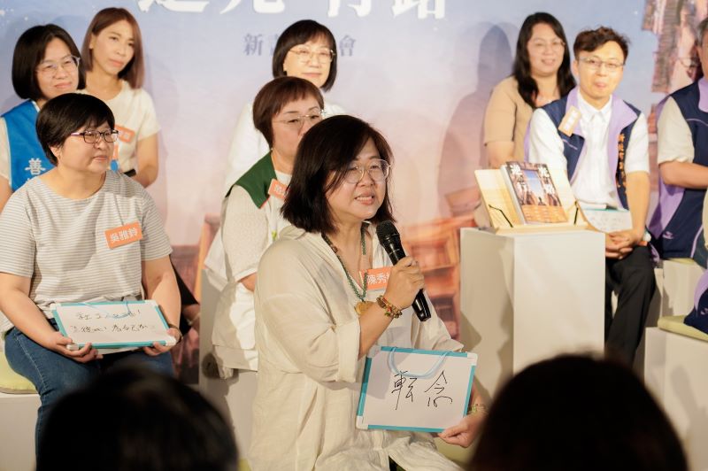 從逆境中點亮希望 新北出版《逆光行路》向第一線社工致敬 33 《圖說》新北家防中心督導陳秀紋述說28年社工生涯,體會到在逆境要轉念時不禁哽咽,也感謝歷屆主任的支持。〈社會局長提供〉