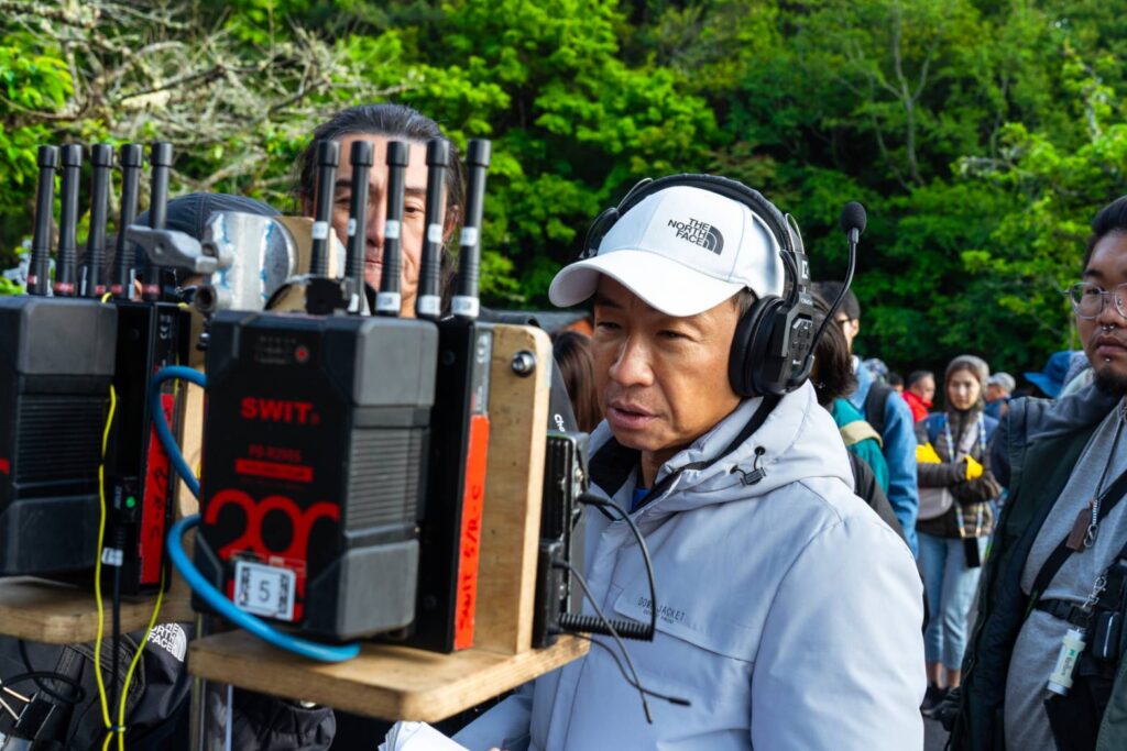 真人真事改編感動跨越國界 《突破三千米的泳氣》洛杉磯電影獎勇奪六獎! 李㼈、李紫嫣父女同獲影帝影后創佳話 14 %E7%AA%81%E7%A0%B4%E4%B8%89%E5%8D%83%E7%B1%B3%E7%9A%84%E6%B3%B3%E6%B0%A3%E5%B0%8E%E6%BC%94%E5%B7%A5%E4%BD%9C%E7%85%A7