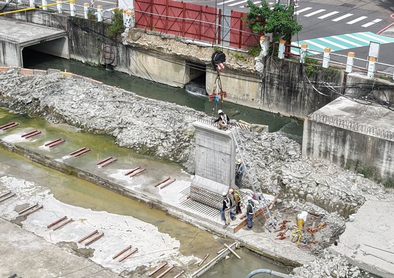 侯友宜視察塭仔圳建設 4號橋與土地整合同步推進 22 《圖說》工地現場。〈地政局提供〉