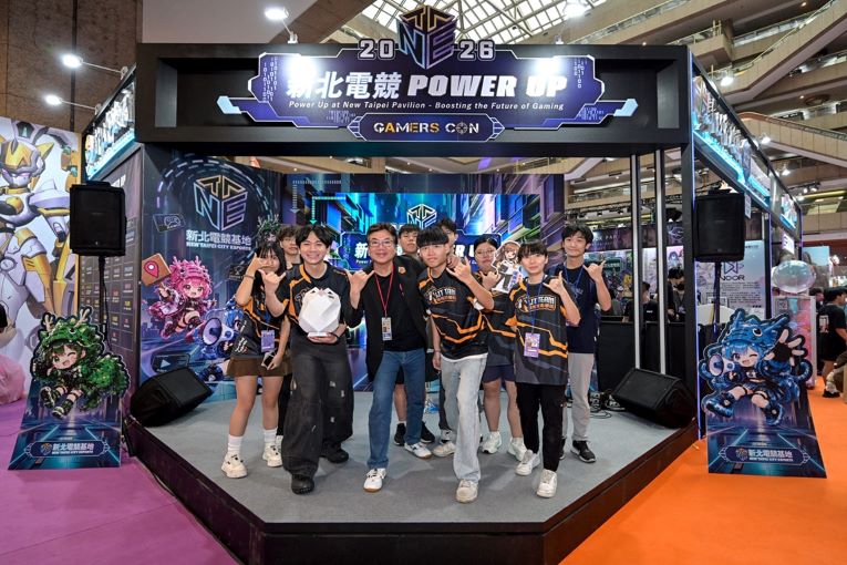 集結產官學秀數位實力 新北電競POWER UP進軍世貿一館 7 《圖說》劉和然副市長與黎明技術學院「黎明企鵝」電競戰隊學生開心合影。〈經發局提供〉