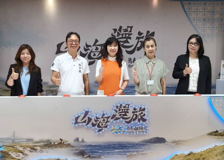 暑假輕旅行 漫遊青春山海線3款旅遊套票7/7開賣 43 《圖說》「青春山海線-山海漫旅」整合市府團隊推出三大主題遊程,左二起;觀旅局長楊宗珉、經發局長盛筱蓉、文化局副局長于玟、十三行博物館長羅珮瑄。〈記者葉柏成攝〉