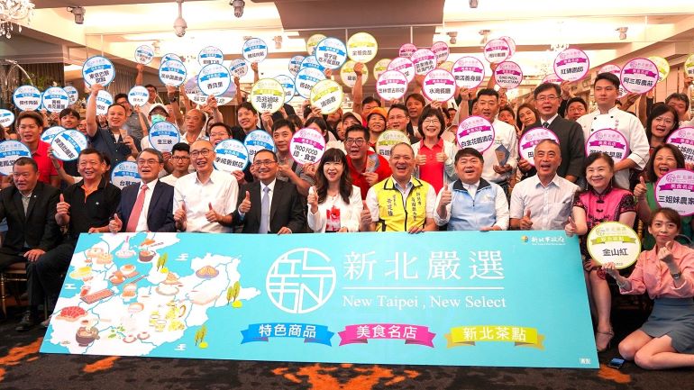 2026新北嚴選網路票選起跑 投票挺在地品牌抽iPhone 17e 15 《圖說》新北市府每2年舉辦伴手禮徵選活動,挖掘具潛力的在地品牌,並導入行銷資源協助業者拓展市場,前排中為經發局長盛筱蓉。〈經發局提供〉