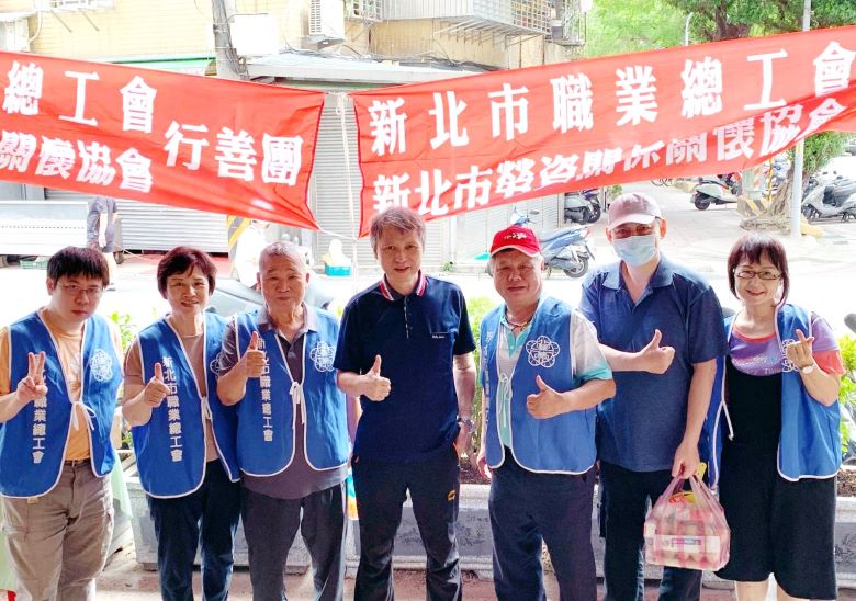 捐血做公益凝聚社會愛心 新北職總五年行善不間斷 12 《圖說》新北市職業總工會暨勞資關係關懷協會今日舉辦今年第二場捐血活動,中為勞工局長陳瑞嘉。〈新北職總工會提供〉