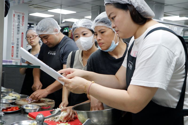 世界美食進校園 新北校廚研發異國料理豐富午餐 11 《圖說》來自各校的廚工與營養師透過教學營實際操作與烹調交流,分享備餐經驗、料理技巧及營養設計理念,共同精進校園午餐品質與健康飲食教育。〈教育局提供〉