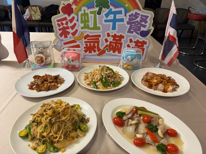 世界美食進校園 新北校廚研發異國料理豐富午餐 20 《圖說》讓孩子從每日餐桌出發,透過認識食材來源、飲食文化及永續理念,在每一餐中培養健康素養與國際視野,從生活中學習,與世界展開對話。〈教育局提供〉