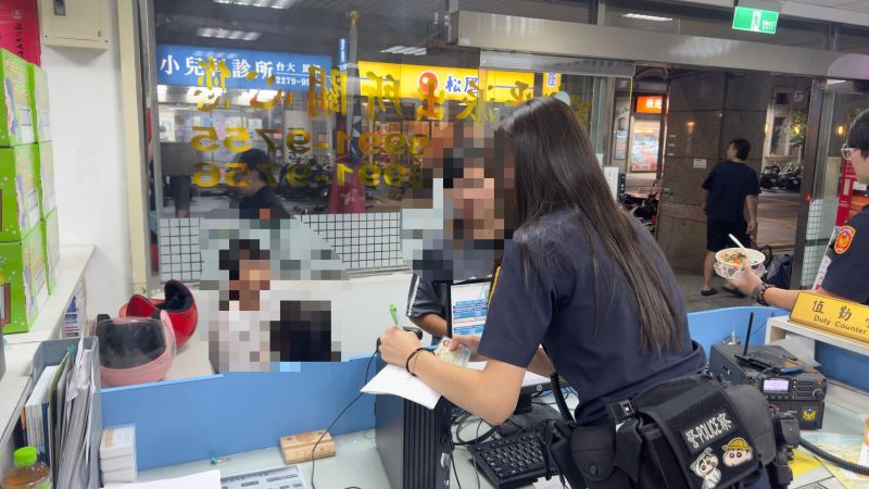 躲雨錯過媽媽約定地點 新莊警風雨中尋回走失姊妹 14 《圖說》派出所女警安撫小姊妹心情。〈新莊分局提供〉
