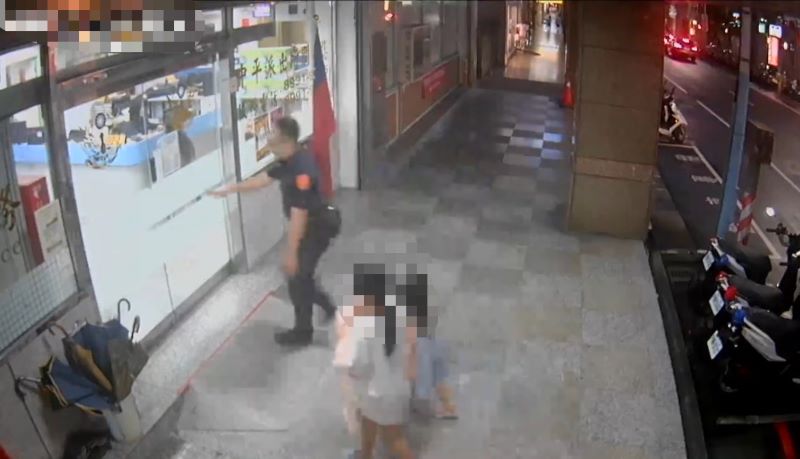 躲雨錯過媽媽約定地點 新莊警風雨中尋回走失姊妹 16 《圖說》員警將兩人載返派出所,通知母親前來接回。〈新莊分局提供〉