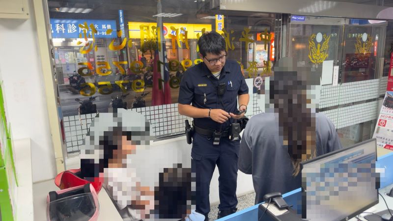 躲雨錯過媽媽約定地點 新莊警風雨中尋回走失姊妹 15 《圖說》小姊妹媽媽見到女兒平安,忍不住紅了眼眶,頻頻向員警道謝。〈新莊分局提供〉