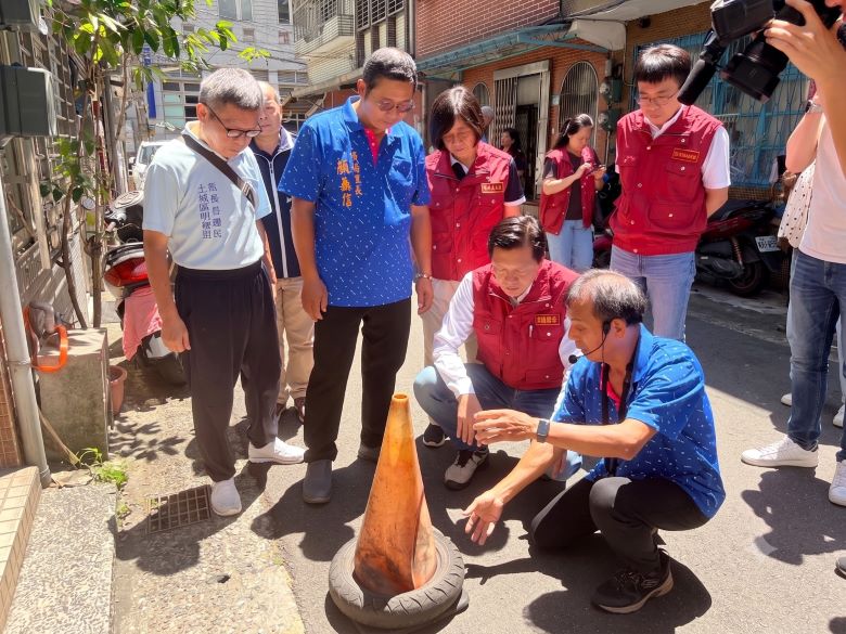 暑假旅遊潮增登革熱風險 新北「巡、倒、清、刷」總動員 4 《圖說》朱惕之副市長赴土城登革熱誓師大會。〈衛生局提供〉