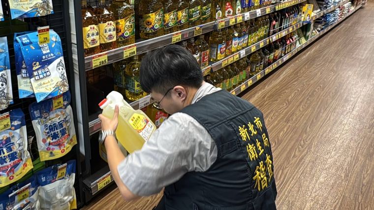因應問題油品事件 新北跨局處專案查核未見問題批號 6 《圖說》衛生局截至今天下午4時,已查核轄內74家食品販售、製造及餐飲業者,均未發現問題批號產品。〈衛生局提供〉