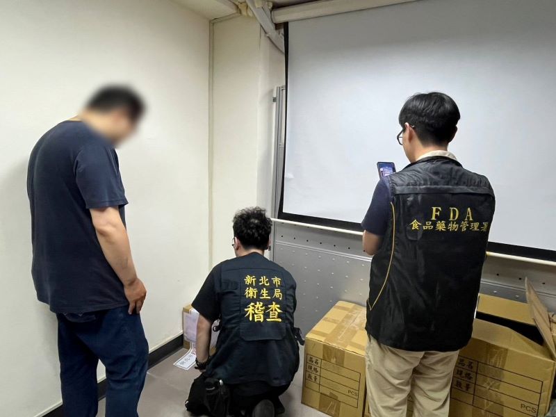 同製油廠產品再爆食安疑慮 新北下架苦茶油並追查污染原因 8 《圖說》新北市衛生局接獲通報隨即會同衛福部食品藥物管理署前往稽查。〈衛生局提供〉