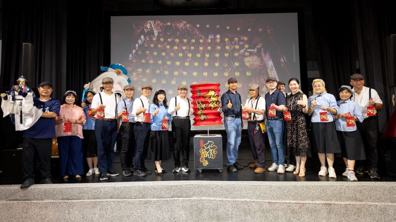 九份紅燈籠祭點亮山城夜色 霹靂布袋戲展現沉浸式旅遊體驗 11 《圖說》市長侯友宜與比利時台北辦事處處長馬徹等貴賓共同點亮山城燈海,正式揭開為期一個月活動序幕。〈觀旅局提供〉