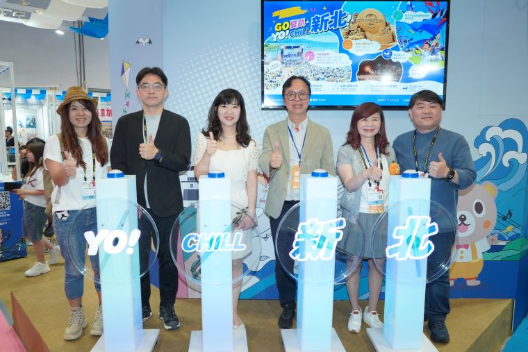 台北國際夏季旅展開跑 新北館抽獎加碼搶攻暑期商機 6 《圖說》2026台北國際夏季旅展新北館盛大開幕,新北館由新北市觀旅局長楊宗珉(右三)、經發局長盛筱蓉(左三)等人共同為為連續四天的夏日觀光盛宴揭開熱鬧序幕。〈觀旅局提供〉