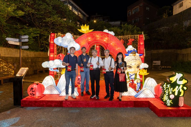 九份紅燈籠祭點亮山城夜色 霹靂布袋戲展現沉浸式旅遊體驗 10 《圖說》「2026九份紅燈籠祭」活動期間各主題裝置每日18時至22時亮燈,五番坑公園主燈秀則於18時30分至21時,每逢整點及半點展演,帶給大家兼具故事性與藝術性的夜間賞燈體驗,右二觀旅局長楊宗珉、右一經發局長盛筱蓉。〈觀旅局提供〉