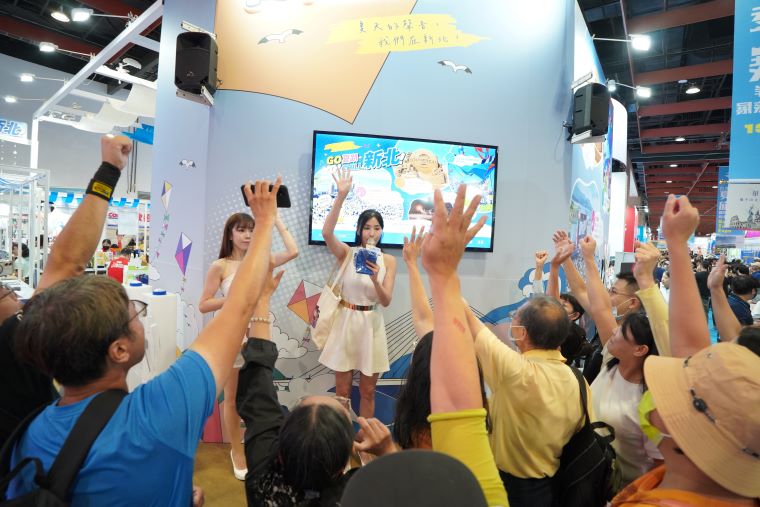 台北國際夏季旅展開跑 新北館抽獎加碼搶攻暑期商機 10 《圖說》夏季旅展新北館現場人潮互動踴躍,民眾熱情舉手搶答及搶拿活動小禮。〈觀旅局提供〉