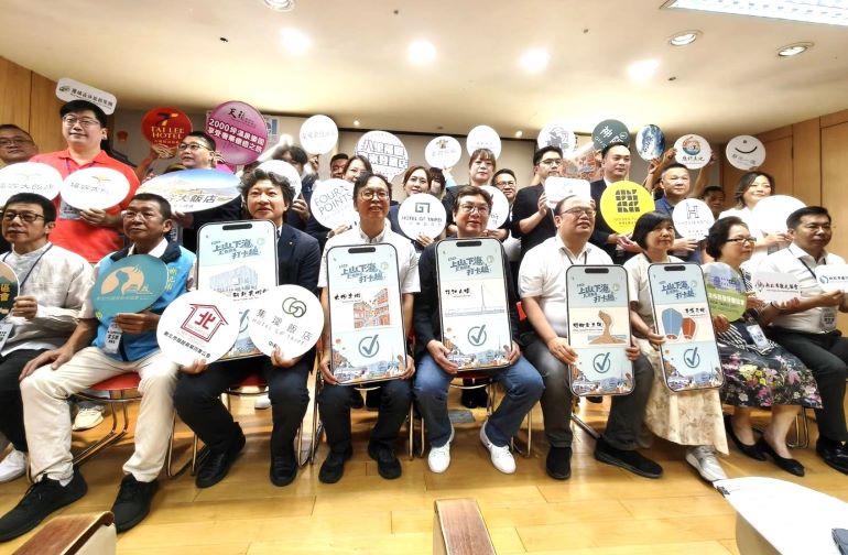 E宿新北打卡趣上線 14條主題路線送住宿金、再抽好禮 32 《圖說》新北市觀旅局推出「115年上山下海 E宿新北打卡趣」活動記者會合影,前排中為副市長劉和然,前排左四觀旅局長楊宗珉。〈記者葉柏成攝〉
