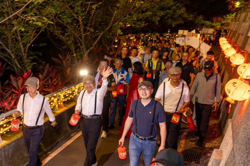 九份紅燈籠祭點亮山城夜色 霹靂布袋戲展現沉浸式旅遊體驗 12 《圖說》點燈儀式後隨即展開年度特色活動「百人提燈夜遊」,侯友宜市長與民眾手持限定造型小提燈,一同感受山城獨有的夜色風情與人文魅力。〈觀旅局提供〉