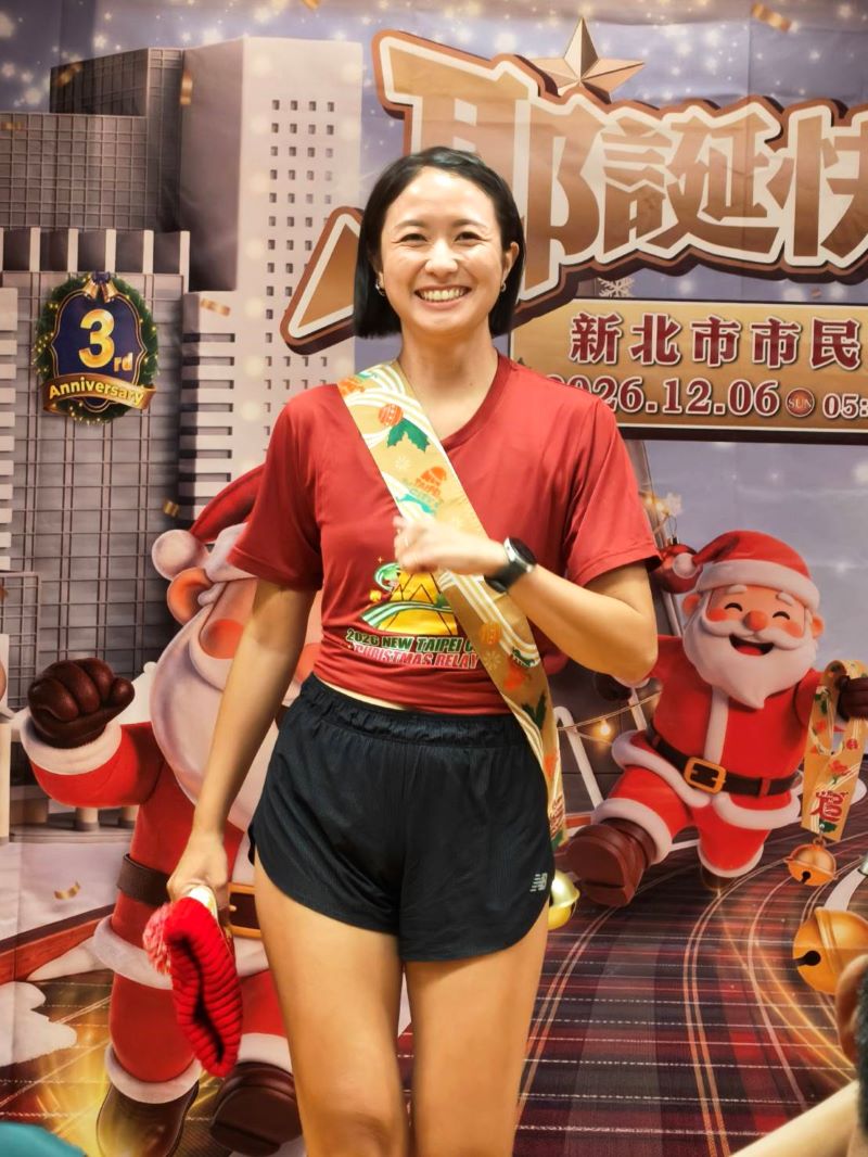 新北耶誕接力賽 三人接力跑24.7公里 限額666隊 即起報名 30 《圖說》新北歡樂耶誕城人氣活動之一的耶誕馬拉松接力賽,鼓勵隊伍發揮創意,以最吸睛造型迎戰賽事,今年更推出人氣票選活動。〈記者葉柏成攝〉