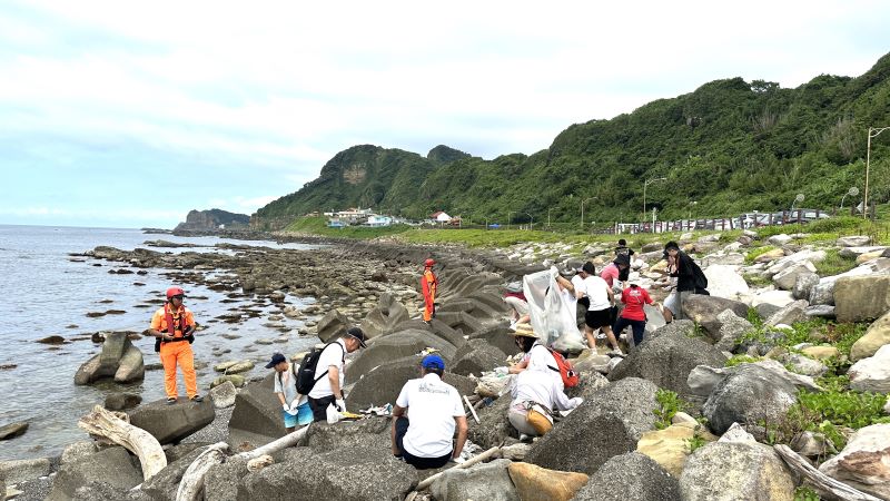 旅遊兼具公益 深澳鐵道自行車百人淨灘7/6報名 37 《圖說》參與民眾在專業人員引導下,無懼汗水實地撿拾海廢,深刻體驗環境教育意義。〈114年活動資料照〉