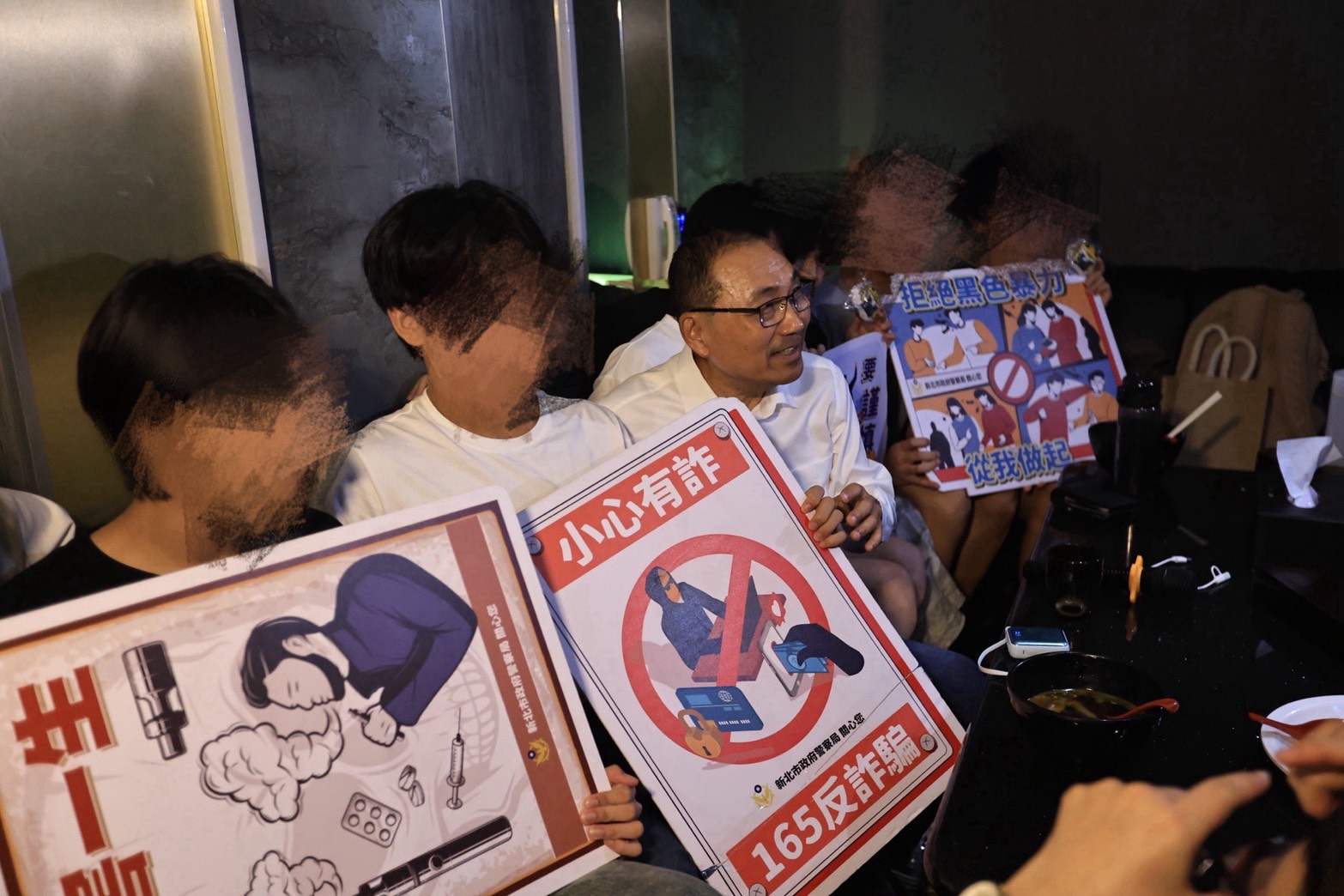 青春專案展開 侯:全面守護青少年安全 落實反毒打詐 10 《圖說》市長侯友宜向青少年(高中生)進行反詐及反毒宣導。〈新北市警局提供〉