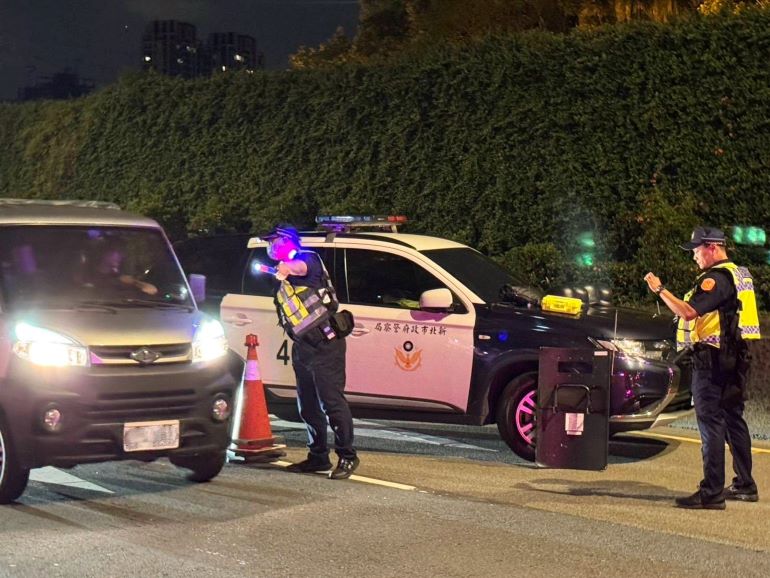 全國同步取締毒酒駕 新北警查獲43件違規逮22通緝犯 8 《圖說》新北警配合警政署全國同步取締毒駕專案勤務三。〈市警局提供〉