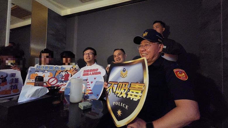 青春專案展開 侯:全面守護青少年安全 落實反毒打詐 11 《圖說》新北市警察局長方仰寧向青少年(高中生)進行反詐及反毒宣導。〈新北市警局提供〉