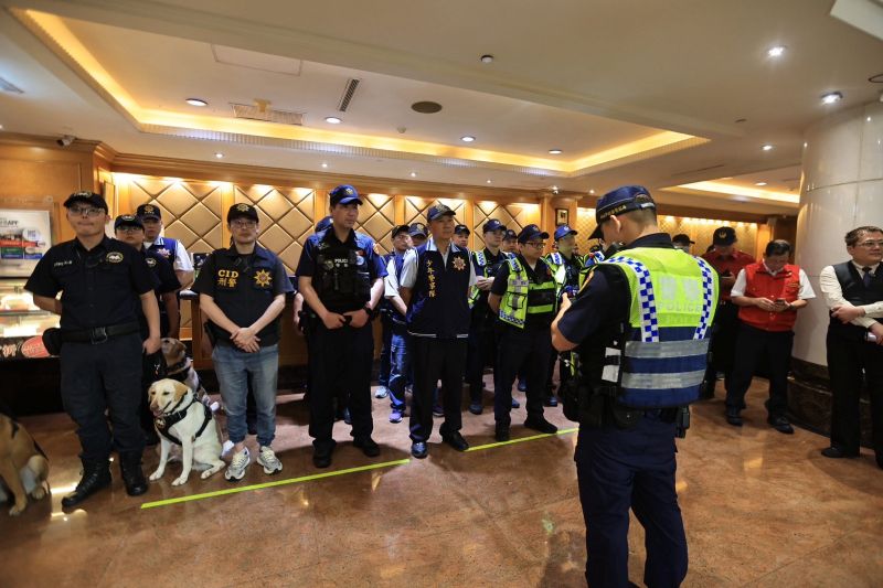 青春專案展開 侯:全面守護青少年安全 落實反毒打詐 15 《圖說》青春專案稽查小組包括警犬隊在列。〈新北市警局提供〉