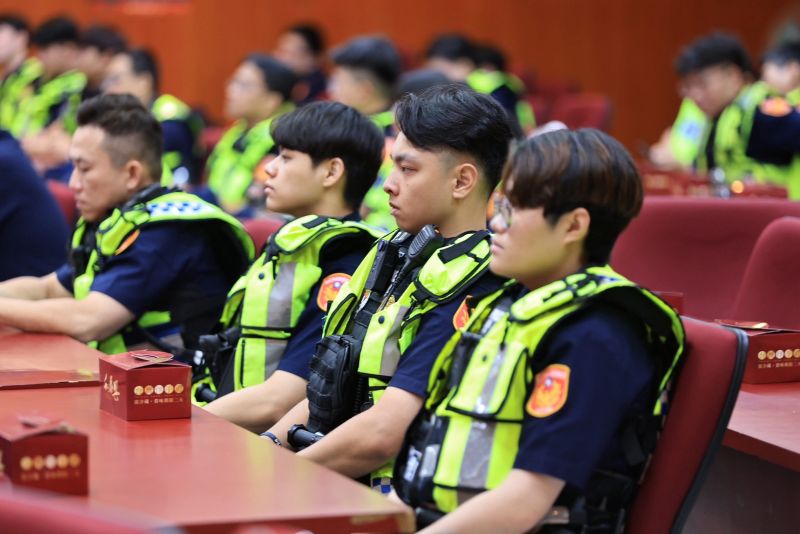 青春專案展開 侯:全面守護青少年安全 落實反毒打詐 13 《圖說》青春專案出勤警員。〈新北市警局提供〉